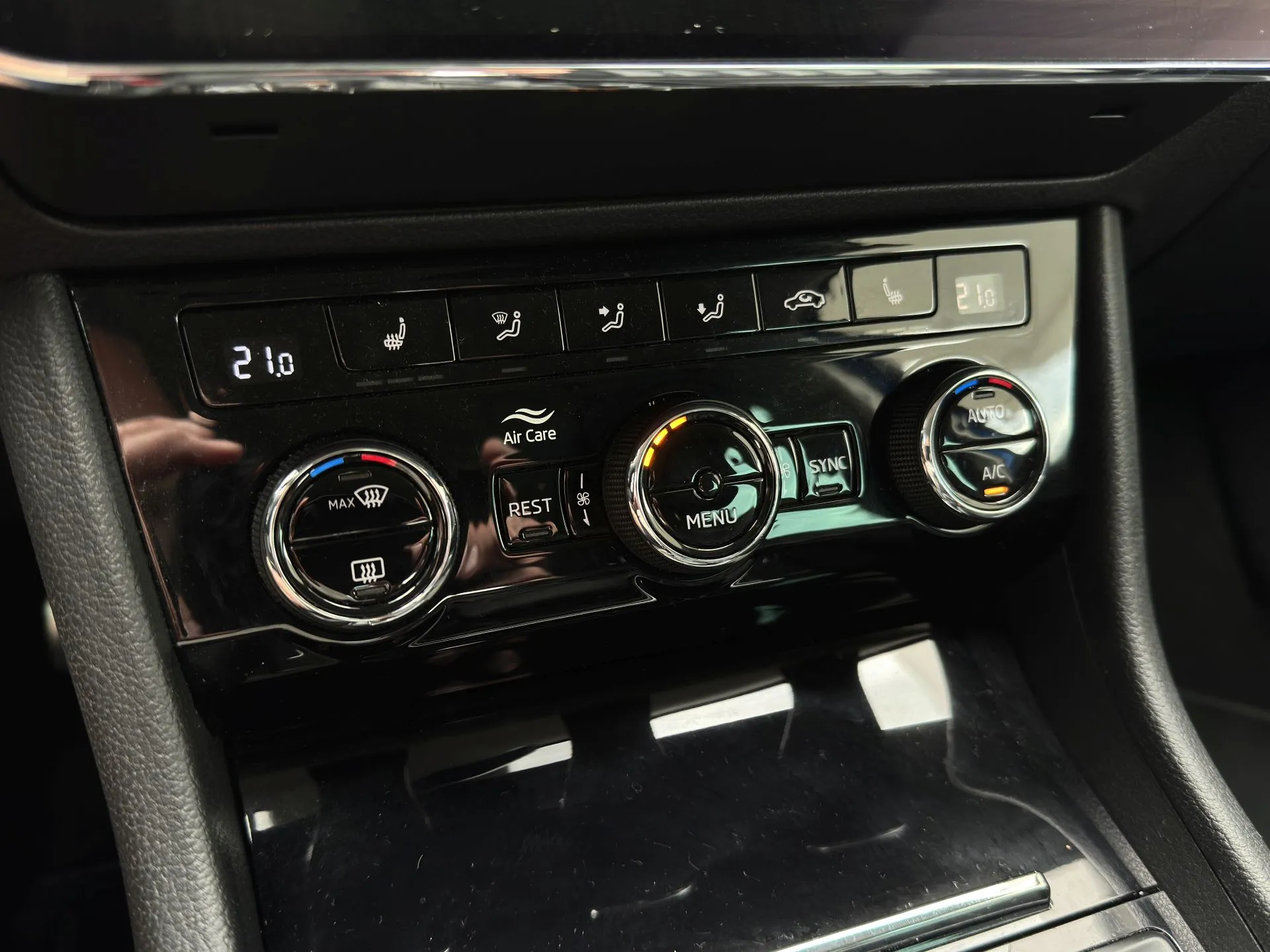 Skoda Superb 2.0 TDI SCR 4x4 L&K DSG - obrazek 26