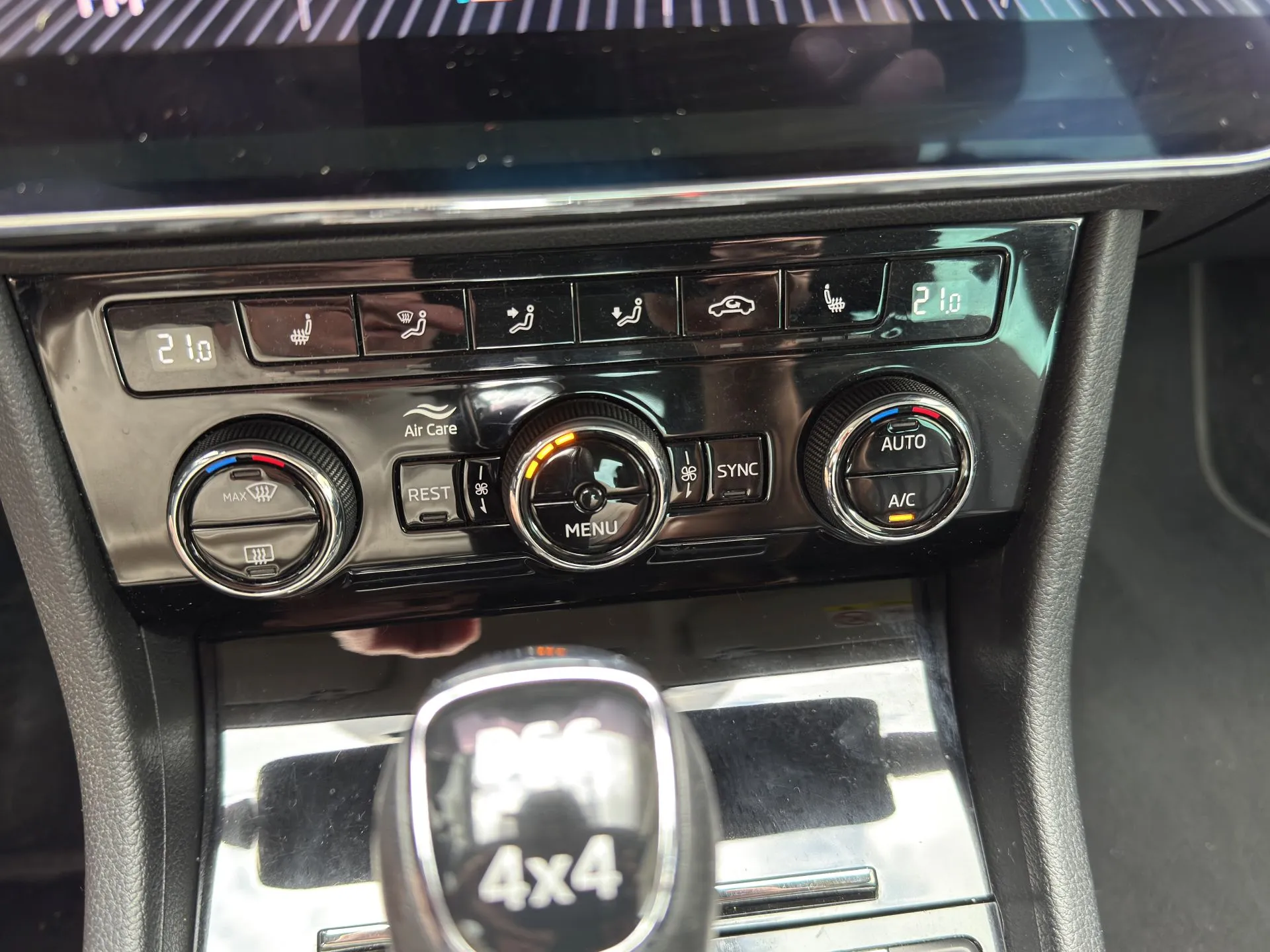 Skoda Superb 2.0 TDI SCR 4x4 L&K DSG - obrazek 29